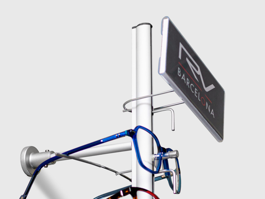 Pack with 6 plastic and iron hook logo