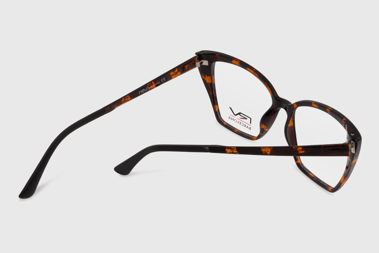 Injected woman + polarized clip-on