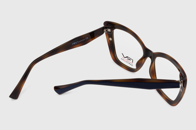 Injected woman + polarized clip-on